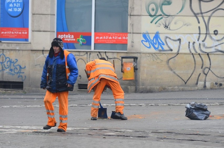 Trwa sprzątanie Poznania po sylwestrowym szaleństwie