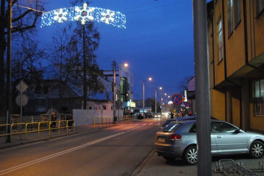 Świąteczne iluminacje już zawisły nad głównym traktem...