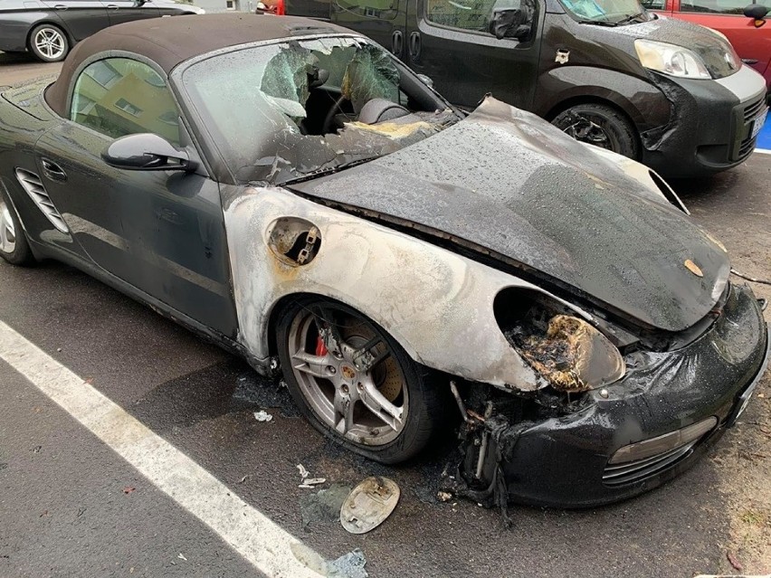 Samochód spłonął na parkingu