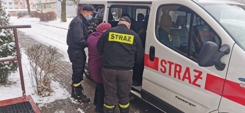 Strażacy pomagają seniorom dostać się na szczepienia przeciw...