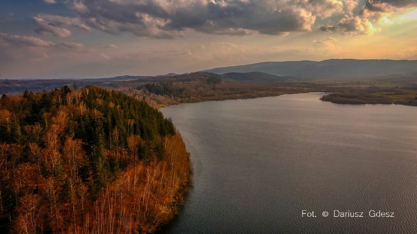 Cudowny Dolny Śląsk. Jezioro Bukowskie magiczne lustro Karkonoszy (ZDJĘCIA)