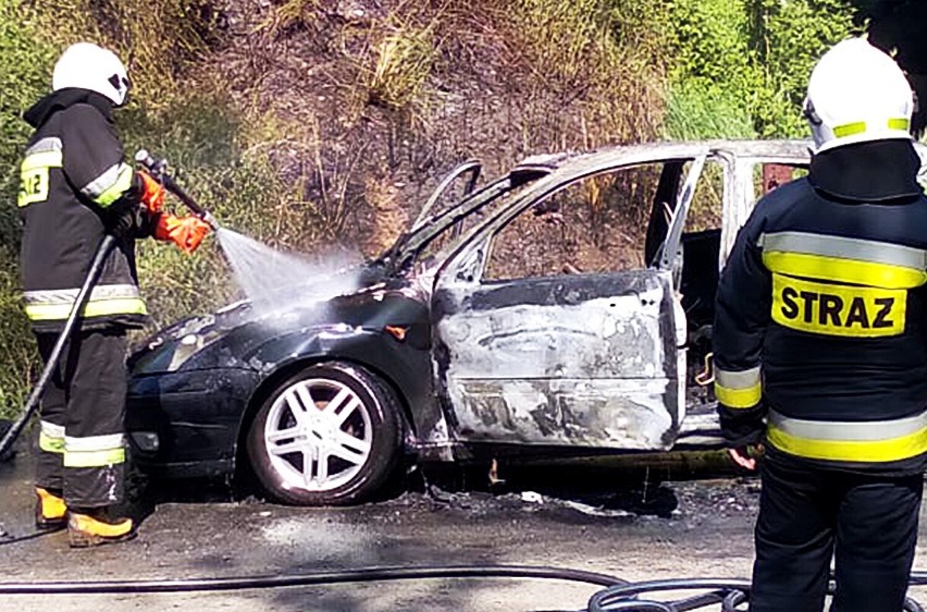 Na drodze w Stróżach samochód osobowy zmienił się w wypalony wrak