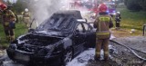 Łapanów. Poranny pożar samochodu osobowego w regionie tarnowskim. Auto spłonęło doszczętnie. Zagrożony był budynek mieszkalny