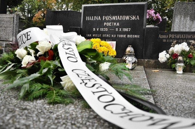 Dzisiaj mija 45 lat od śmierci Poświatowskiej.Przedstawiciele miasta złożyli kwiaty na grobie poetk