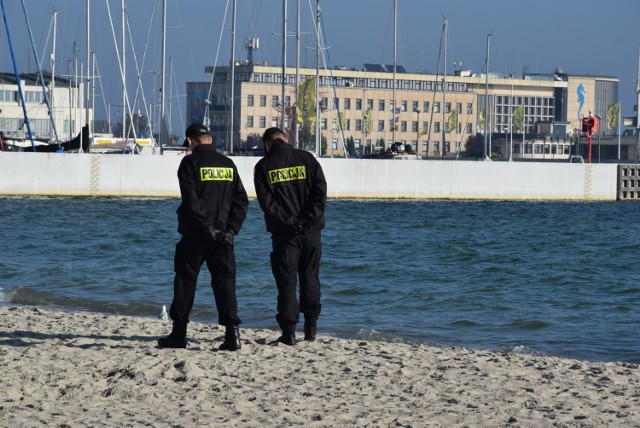 Zakaz kąpieli w wodach Zatoki Gdańskiej w rejonie gmin Gdynia, Kosakowo i Sopot. Neutralizacja min na wodach Zatoki Gdańskiej.