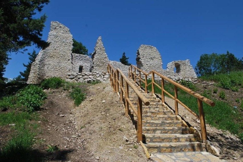 Ruiny Zamku w Bydlinie nie są zbyt popularne wśród turystów....