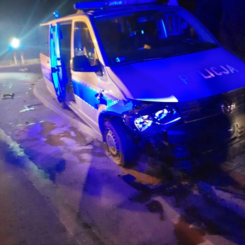 W Broniszewicach samochód osobowy zderzył się z radiowozem. Jedna osoba trafiła do szpitala