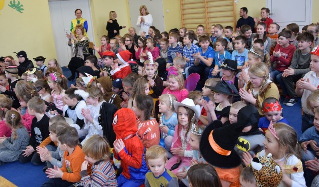 Przedstawienie, w którym zagrali rodzice, poprzedziło bal karnawałowy w szkole w Jarantowicach