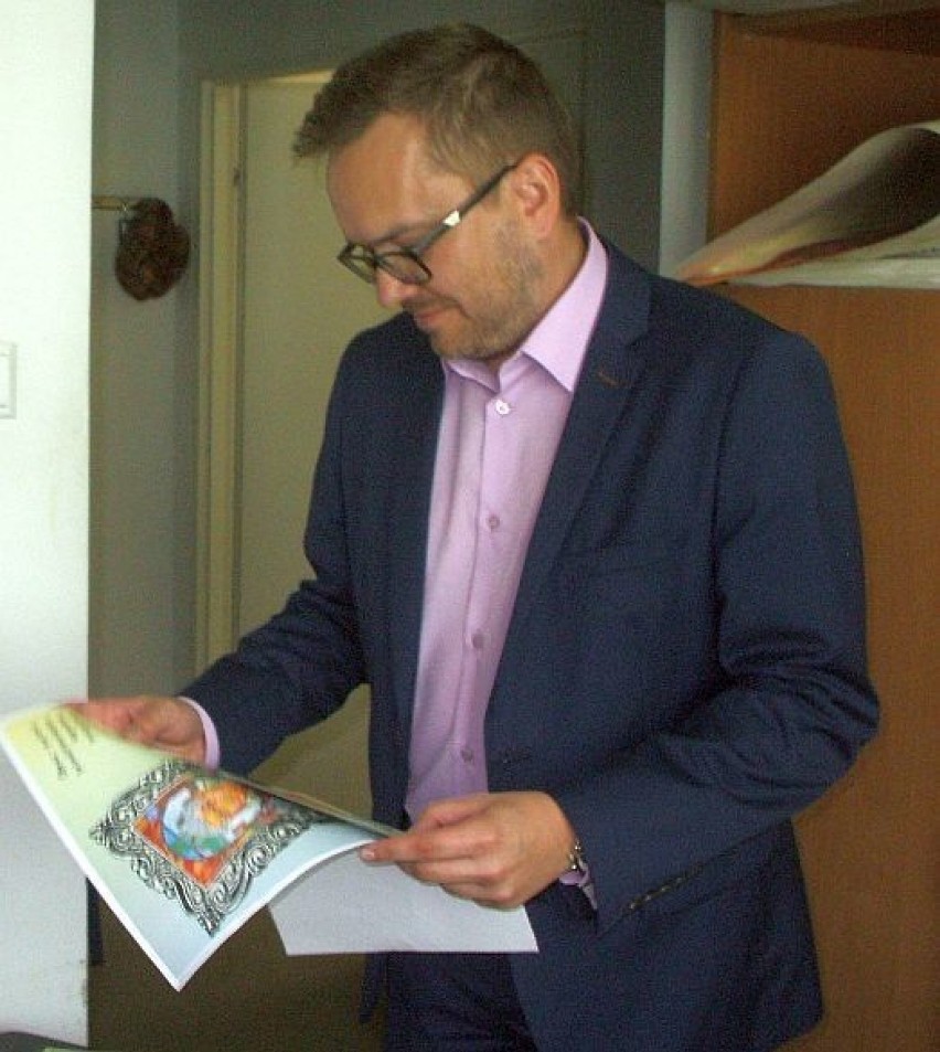 Burmistrz ogląda Plakat . foto . Marek Krauss