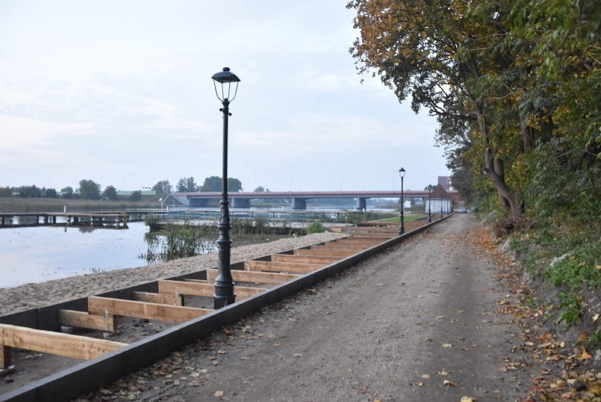 Malbork. Na bulwarze nad Nogatem zmieni się nawierzchnia aż do dawnej plaży wojskowej. Miasto wreszcie zwraca się w stronę rzeki