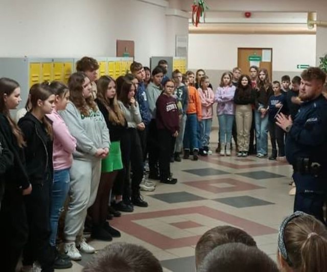 Dzielnicowy kwidzyńskiej komendy spotkał się z uczniami Szkoły Podstawowej w Korzeniewie.