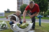 Wodzisław Śląski: Łabędzie, kolorowe koszyki z opon i kwiaty. Pod blokiem jest pięknie! FOTO, WIDEO