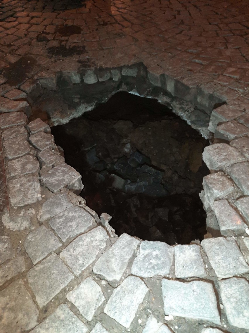 Na ulicy Smolki w Przemyślu zapadł się fragment drogi [ZDJĘCIA]