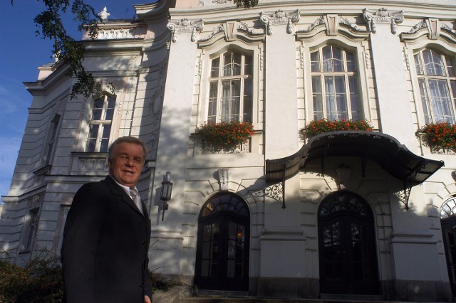 Andrzej Łyżbicki, dyrektor teatru, przed stuletnim budynkiem