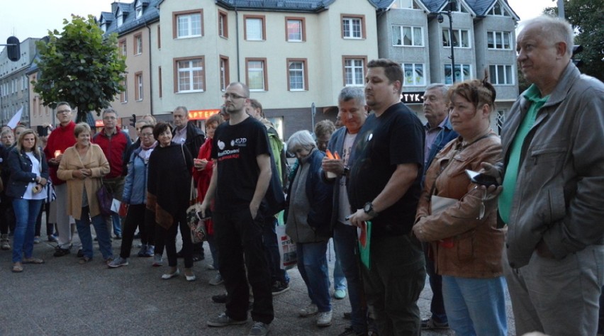 Łańcuch Światła w Kartuzach - protest pod kartuskim sądem