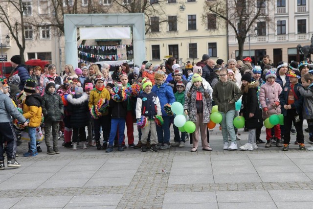 Zabawy, tańce, muzyka, śpiew - obchody Światowego Dnia Osób z Zespołem Downa na chełmińskim rynku