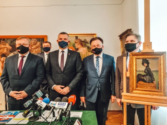 Odbyło się też symboliczne przekazanie obrazu dyrektorowi Muzeum, Leszkowi Ruszczykowi (z prawej), przez marszałka, Adama Struzika (drugi od prawej).