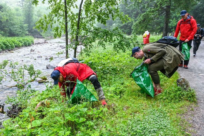 Tatry. Mimo deszczowej aury tysiące wolontariuszy ruszyły na górskie szlaki, by zbierać śmieci