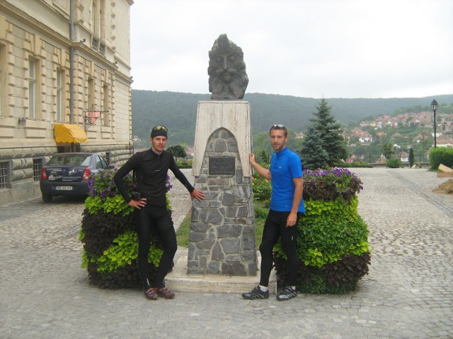 Tomek i Łukasz w Rumunii pod pomnikiem Vlada Tepesa &#8211; księcia Drakuli