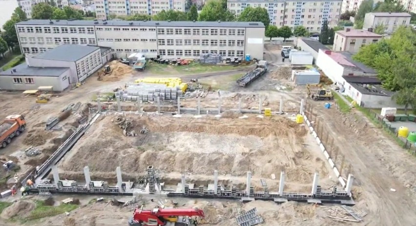 Trwa budowa hali sportowej przy Szkole Podstawowej nr 2 w Końskich. Zobacz postęp prac z lotu ptaka