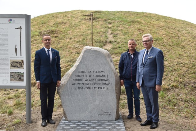 W gminie Kamieniec odsłonięto obelisk zwieńczony berłem sztyletowym