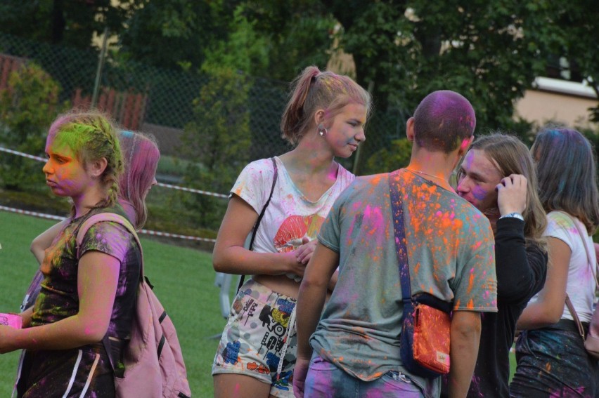 Kolor Fest 2020. Pomimo kapryśnej pogody odbył się Festiwal Kolorów w Rawiczu. W niebo poleciały kolorowe proszki [ZDJĘCIA]