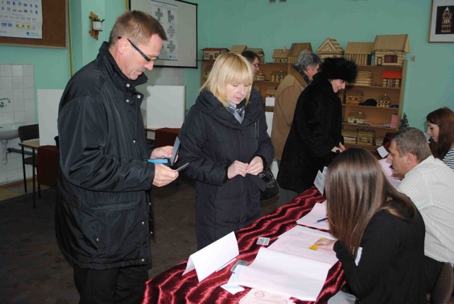 Zenon Drewa, wiceprezydent Tczewa głosuje z małżonką w Szkole Podstawowej nr 12