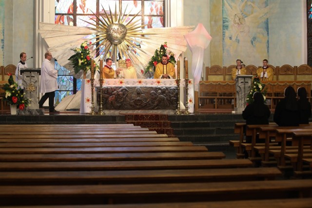 Wielki Czwartek. Msza Wieczerzy Pańskiej w rzeszowskiej katedrze. Eucharystię celebrował biskup rzeszowski Jan Wątroba