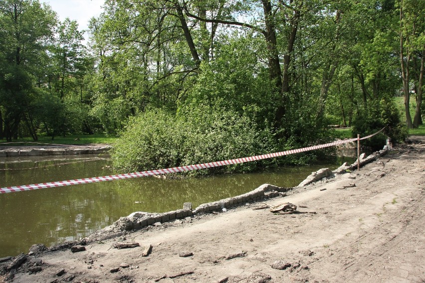 Starogard Gd. Park miejski za kratami. Teren budowy czy tor przeszkód? [sonda]