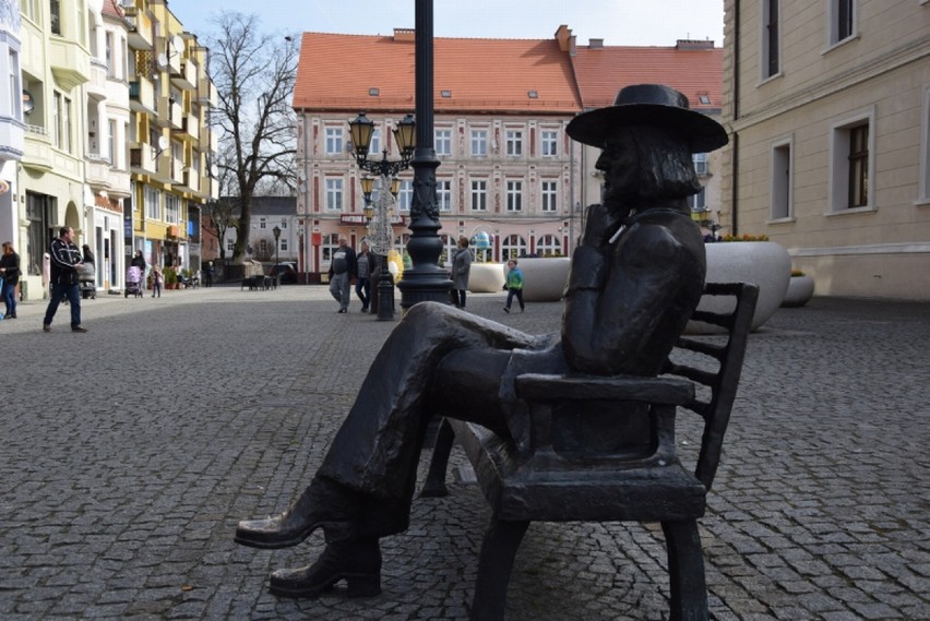 Na ławeczce Niemena chętnie przysiadają turyści. O związkach...