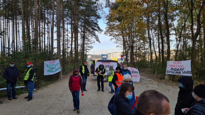 Zalesie Golczowskie. Mieszkańcy wyszli na ulicę. Protestują przeciwko uciążliwości kopalni dolomitu Jaroszowiec-Cemex