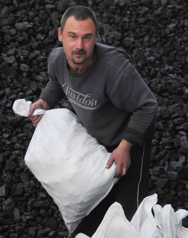 Pracownicy składów dziennie przerzucają po kilkaset kilogramów węgla... fot. Janusz Kubik