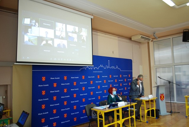 Część radnych uczestniczyła w sesji Rady Miasta Kraśnik zdalnie. Zobacz w galerii zdjęcia z obrad.
