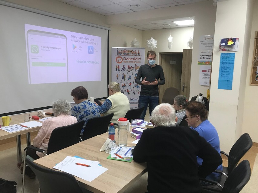 Seniorzy z Jagiellonki uczyli się korzystania z internetu