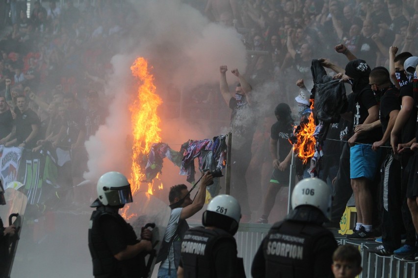 Tychy: Kibolskie zamieszki przed meczem GKS Tychy - GKS Katowice [ZDJĘCIA]