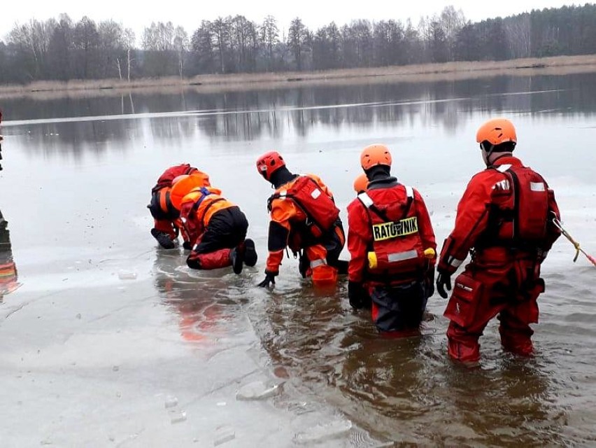 WOPR i strażacy ćwiczyli na zamarzniętym jeziorze (ZDJĘCIA)