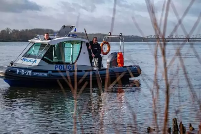 W Wiśle w bydgoskiej dzielnicy Fordon odnaleziono zwłoki mężczyzny. To prawdopodobnie poszukiwany od stycznia 28-letni torunianin. Rodzina rozpoznała ubrania denata.

Czytaj dalej na kolejnych slajdach >>>