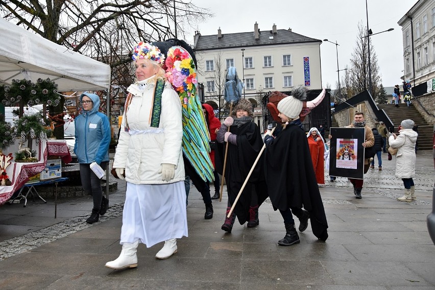 Wielbłądy, anioły i świeta rodzina. Żywa szopka na rynku w Gorlicach