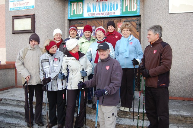 Grupa "maszerów" nordic walking podczas sztumskiego finału Wielkiej Orkiestry Świątecznej Pomocy