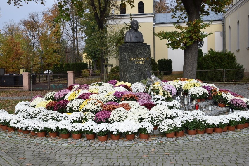 Skierniewice wsparły handlujących kwiatami. Skorzystały na tym miejskie pomniki [ZDJĘCIA]