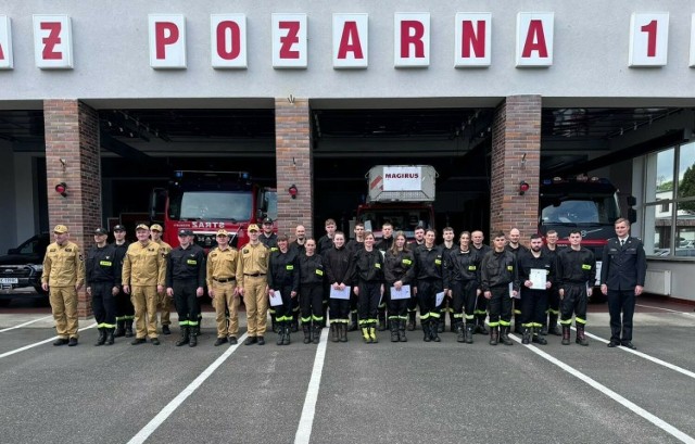 "Mamy kolejnych 20 adeptów pożarnictwa! Z dniem 6 kwietnia zakończyliśmy szkolenie podstawowe strażaków ratowników OSP, które realizowane było na terenie JRG nr 2 w Kędzierzynie-Koźlu od dnia 08.02.2024 r." - przekazała PSP Kędzierzyn-Koźle.