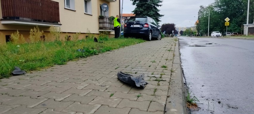 O krok od tragedii! Kierowca Skody miał 2,8 promila alkoholu w wydychanym powietrzu. Uderzył w znak [ZDJĘCIA]