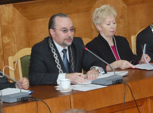 Arkadiusz Mroczkowski i Bożena Piątkowska podczas obrad Rady Miasta Malborka