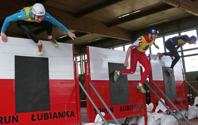 Pierwszą konkurencję dwuboju pożarniczego - strażacki tor przeszkód na dystansie 100 metrów - rozegrano w hali sportowej GKS Olimpia w Grudziądzu. W rywalizacji udział wzięło 111 zawodników z Polski oraz silne ekipy z Białorusi i Ukrainy.