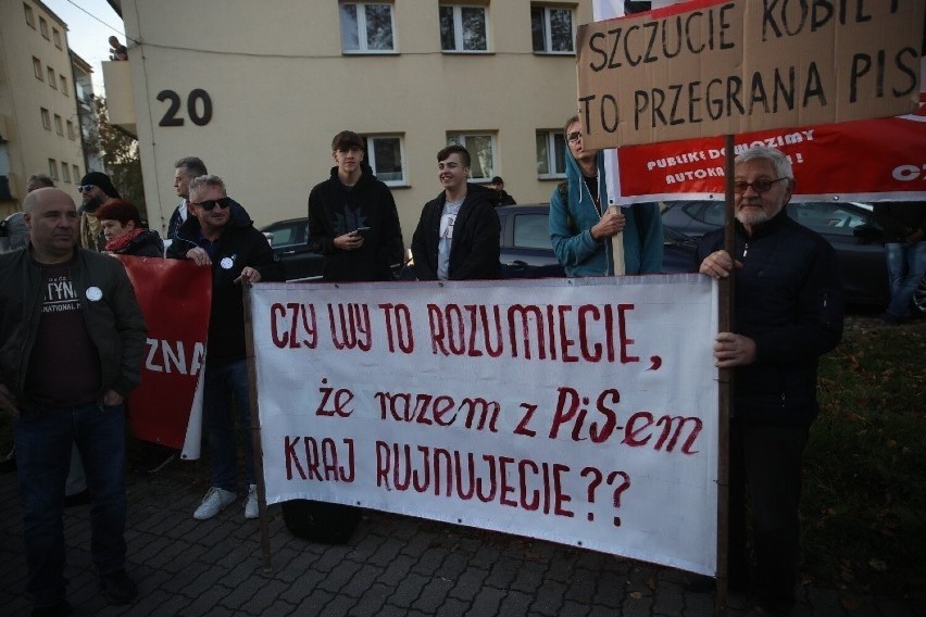 Wadowice. Protest KOD podczas wizyty Jarosława Kaczyńskiego
