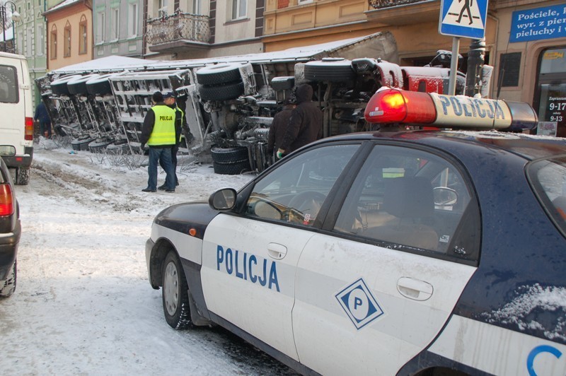 Wypadek w Pakości na ul. Rynek. TIR wylądował na boku [ZDJĘCIA]