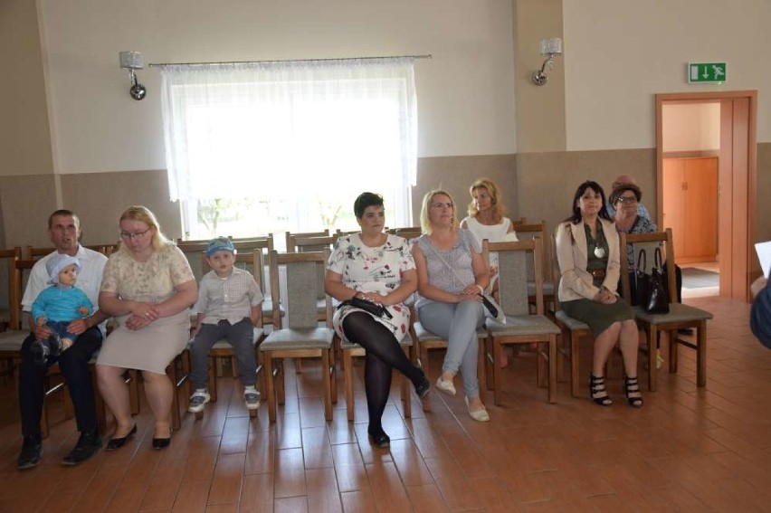 Dwie rodziny otrzymały lokale socjalne w Rąbczynie. Dziś odbyło się przekazanie kluczy [FOT.] 