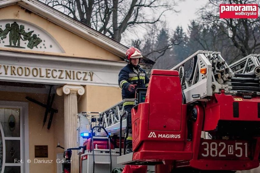 Oględziny pogorzeliska z udziałem biegłego sądowego z...