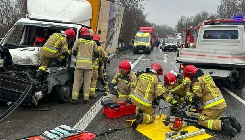 Wypadek na S1 w Sosnowcu. Zderzyły się dwa auta dostawcze. Droga była zablokowana