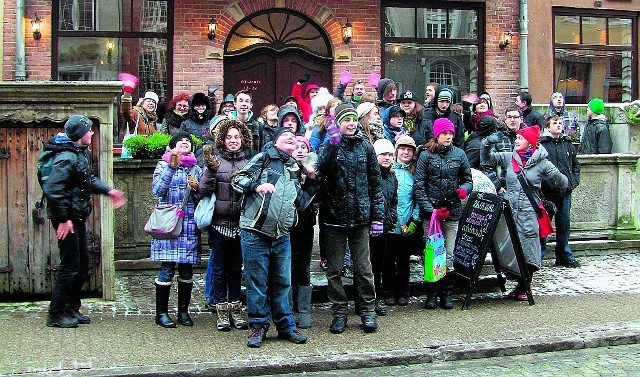 Grupa młodzieży, która brała udział w edukacyjnej wycieczce, została obrzucona jajkami.